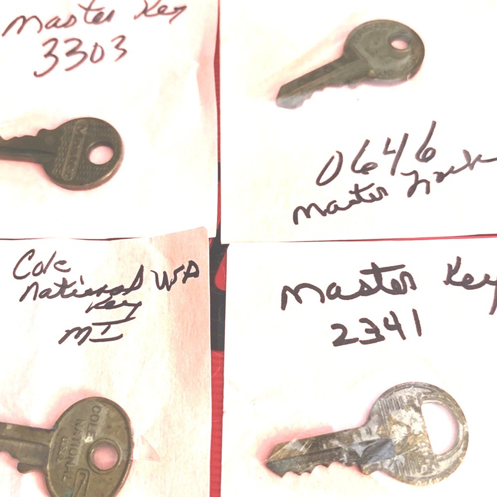 Vintage lot 4 original Master Lock Keys 2341-0646-3303; Cole National WP MI